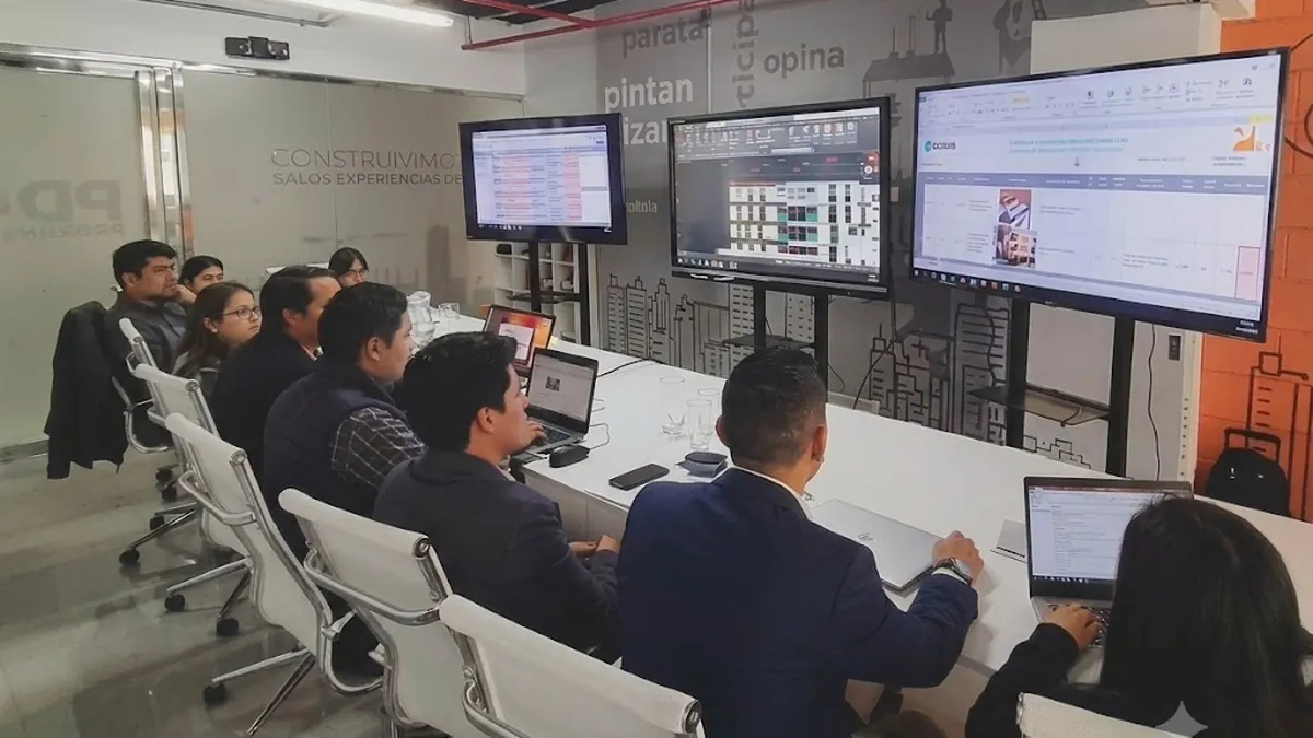 Comité de coordinación en sesión con el equipo del proyecto y los modelos en pantalla.